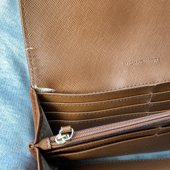 Michael Kors brown leather wallet. - Picture 5 of 7